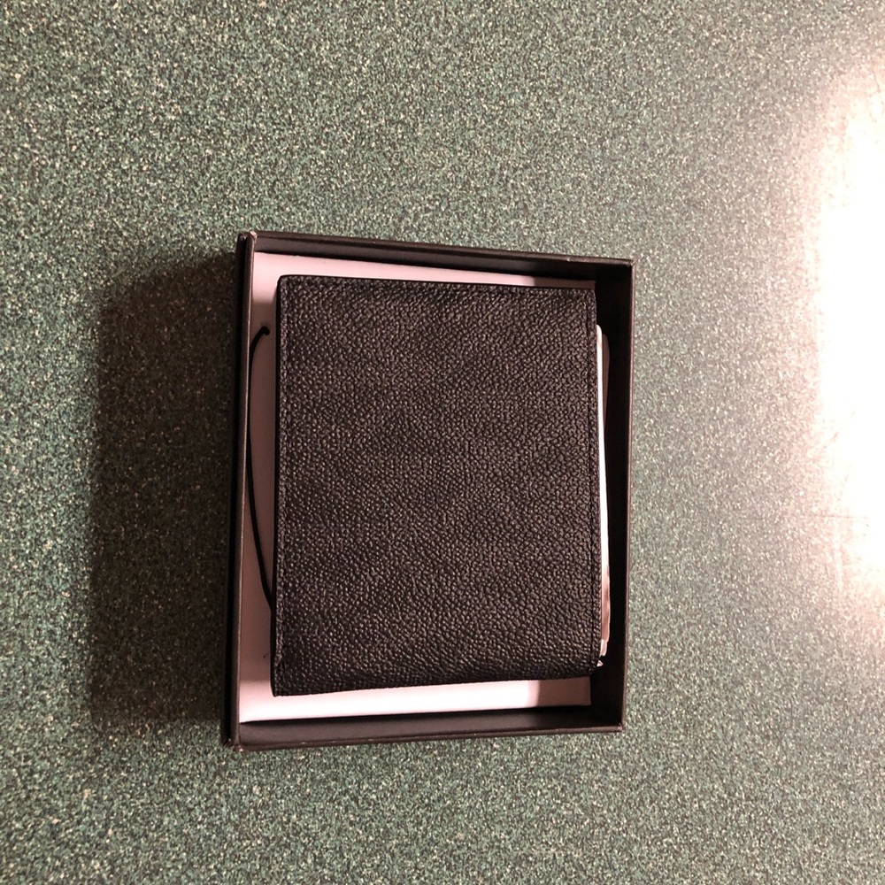 Michael Kors men’s wallet MSRP $88 brand new - Picture 2 of 8